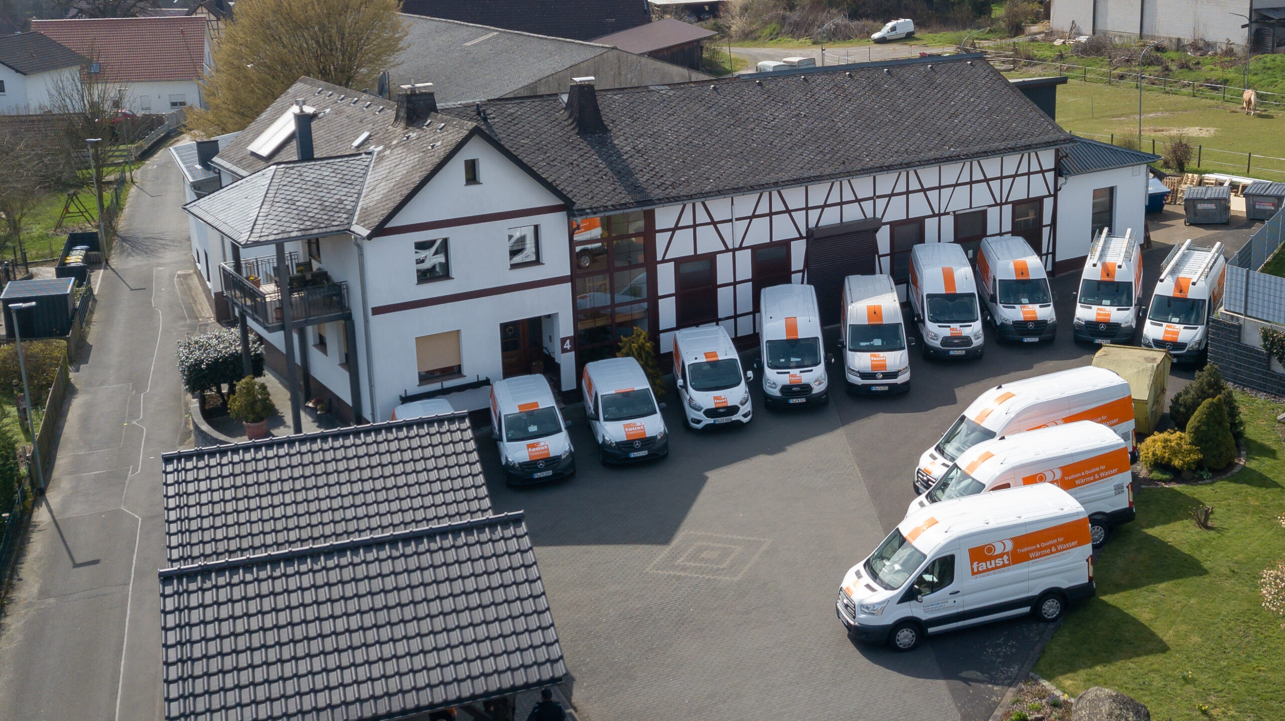 Faust_Büdingen_Luftbild Im Innenhof der Firma Faust in Büdingen-Wolferborn stehen alle Firmenfahrzeuge nebeneinander.