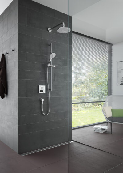 Faust_Regendusche in modernem Bad Komfort im Bad - moderne bodengleiche Walk-In-Dusche mit grauen Fliesen und Regenbrause